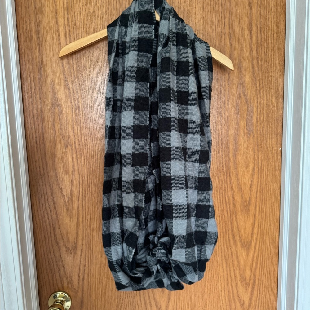 Gap Grey Buffalo Checkered Scarf